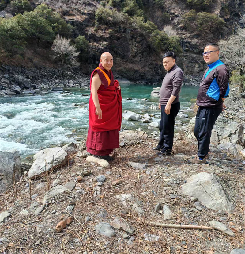多吉扎西副主席在立曲河巡河_副本.jpg