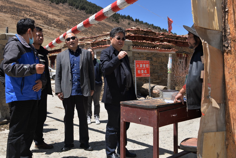 陈天康督导雅江护林防火（网）.jpg